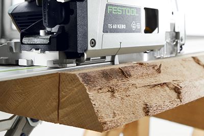 Близък план на циркулярен трион на Festool, който реже в дърво
