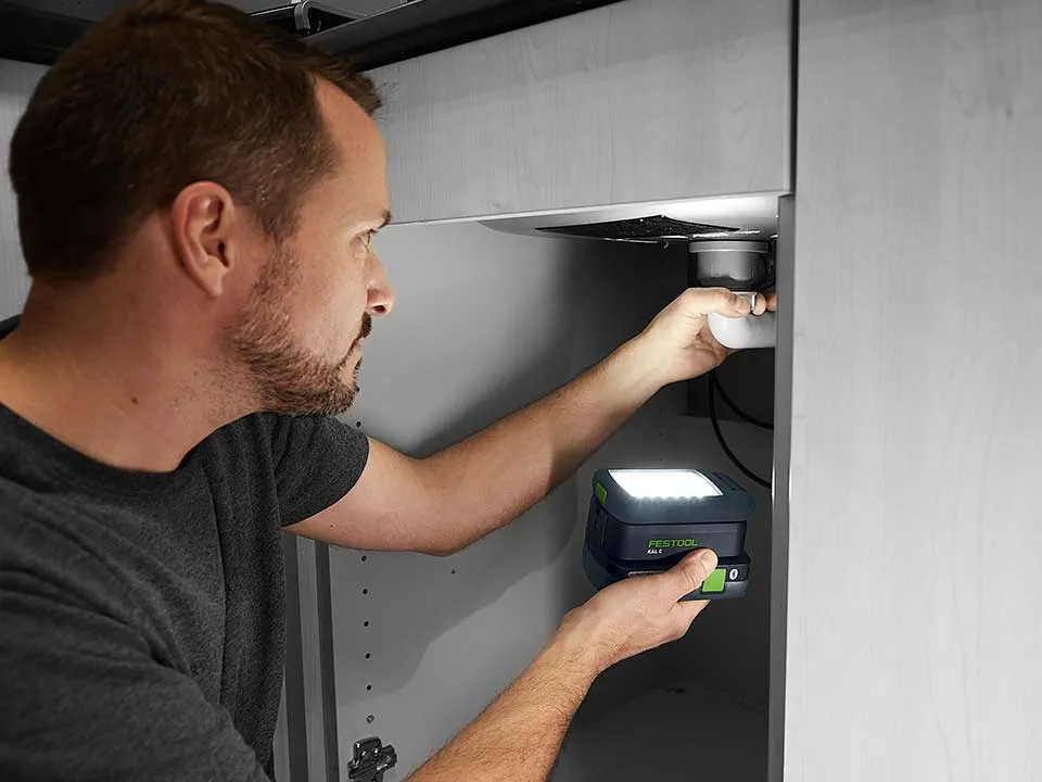 Мъж осветява свързването на умивалник със SYSLITE KAL 2