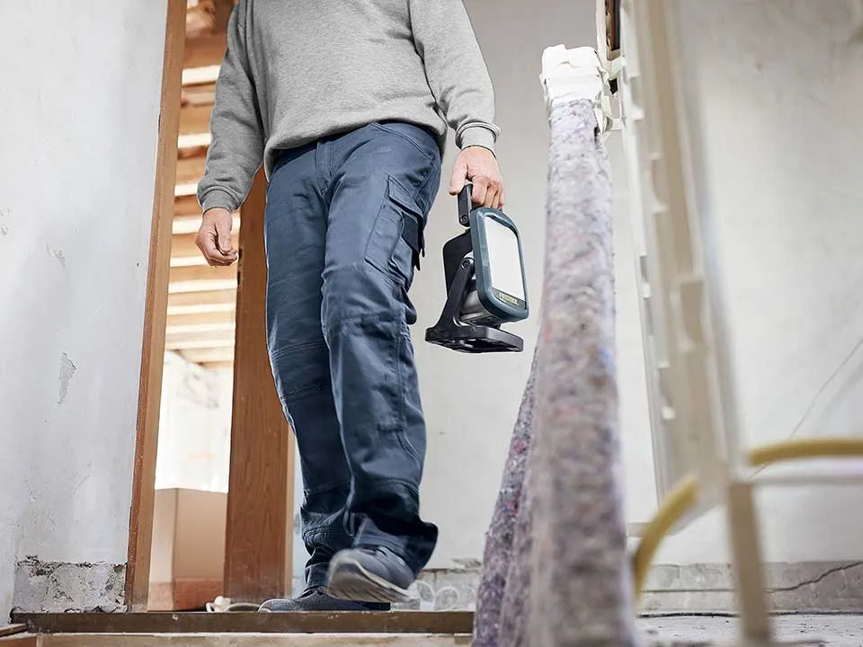 Занаятчия носи строителен прожектор